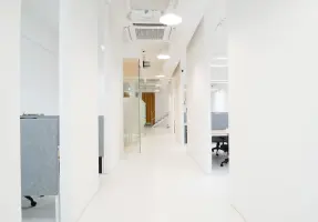 화이트 미니멀 공유오피스 복도 인테리어